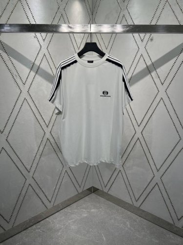 巴黎 25Ss新款Hi There + Dripley做旧白色平纹针织中号版型T恤！正面和背面饰以Hi There + Dripley艺术作品， 右袖饰以Bal