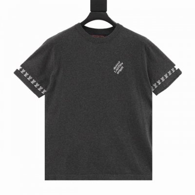 Louis Vuitton 路易威登 24Ss 提花字母Logo短袖 本款短袖圆领衫取材棉质针织，高级灰撞色提花标识铺陈其上。Marque 1 .Vuitton