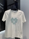 Chane*2025新品上架 重工雏菊钉珠 定制Yb丝光全棉材质 透气舒适 质感十足 常规短袖T恤裁剪 采用克重纯棉制成 略带有弹力 呈现显瘦视觉效果 成衣以大