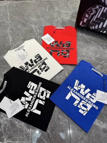 Alexander Wang家夏季丝光棉T恤新品！胸前双层印花工艺.爆裂感效应精致印花.立体感十足. 订制190G丝光纯棉面料，质感方面一流，触感无敌的舒适，上