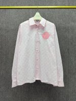 lv-Z， ,L*Uis Vuitton 春夏款 棉质印花长袖衬衫 选用棉质印花面料舒适亲肤 胸前贴有圆型徽章 简约版型 高级质感 白色 粉色 男女同款 S M