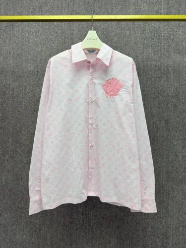 lv-Z， ,L*Uis Vuitton 春夏款 棉质印花长袖衬衫 选用棉质印花面料舒适亲肤 胸前贴有圆型徽章 简约版型 高级质感 白色 粉色 男女同款 S M