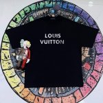 louis＆Vuitton ] Fw短袖T恤 1V手绘Logo短袖 高端32S双纱280克面料 重磅面料 定制拉架罗纹同缸同染 三标齐全 男女同款 颜色：黑色