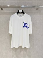 Burberry极简王炸T恤 最新系列图案Logo短袖T恤 必须人手一件的节奏！ 进口顶极精梳棉面料，极为亲肤舒适 摸上去非常的细腻，质感很好，完美体现立体感