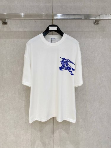Burberry极简王炸T恤 最新系列图案Logo短袖T恤 必须人手一件的节奏！ 进口顶极精梳棉面料，极为亲肤舒适 摸上去非常的细腻，质感很好，完美体现立体感