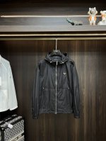 主推P430 Prada 春季新款夹克外套秘普拉达春款连帽休闲外套！最新顶尖官网原单，穿着舒适 质感超强 运动休闲薄款夹克外套！出行必备，穿着时间长，整体设计时