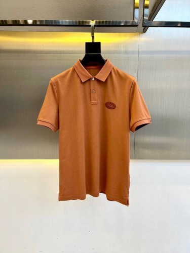 爱马仕、2025夏季新款男士翻领短袖Polo衫。选用62%棉38%聚酯纤维这造就了它丝滑柔软，名副其实的“F棉中贵族”。属于细绒纤维中的Chao长纤维棉，面料手