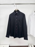 Kiton25春夏新款，爱上小红扣！甄选透气天然亚麻面料金典方尖领设计休闲长袖衬衫。解锁绅装新境界：亚麻衬衫的自在哲学 在着装的万千选择中，有些单品宛如低调的绅
