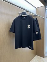 爆款 套 Fd高端定制 2025春夏新款首发专柜最新款短袖短裤休闲套装 高端订制 设计前卫时尚！品牌Logo重工艺设计 高端定制纯棉面料.手感柔软.穿着舒适.专