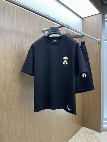 爆款 套 Fd高端定制 2025春夏新款首发专柜最新款短袖短裤休闲套装 高端订制 设计前卫时尚！品牌Logo重工艺设计 高端定制纯棉面料.手感柔软.穿着舒适.专
