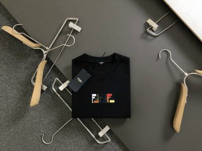 fend*微宽版型S-Xl 25早春最新双F彩色刺绣融合重磅短袖，高端品质专柜原单圆领援助，顶级制作工艺进口面料，专柜款独特设计，采用进口高端订制进口丝线手感一