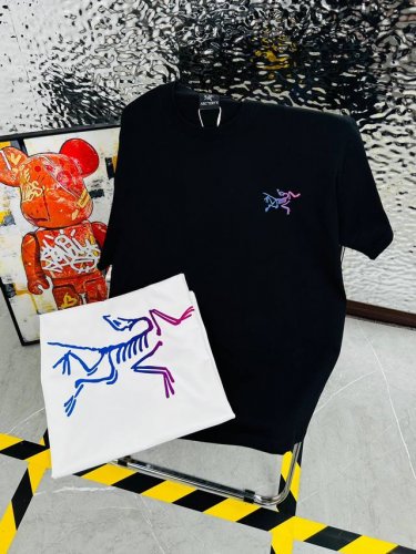 鸟 Arc‘Teryx 始祖鸟25夏季新款印花休闲宽松情侣款 短袖T恤D905 细节:版本一比一复刻，吊牌 领标 水洗。 面料：采用40织双纱320克面料，原版