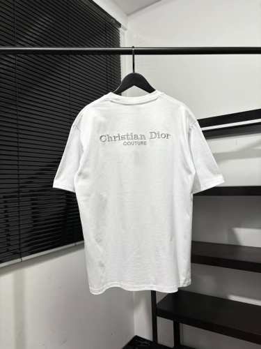 高版本 质量很好 迪奥 Dior领口小字母刺绣男女同款短袖T恤 后背Christian Dior Couture字母万针刺绣 刺绣内部内敷柔软网纱内衬 贴身穿都