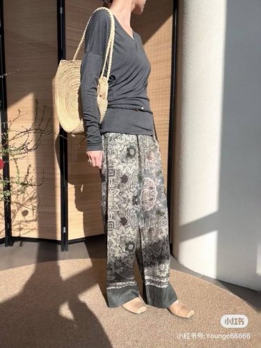 复古图腾印花 亚麻直筒裤 天丝亚麻面料 冷色调的花型图腾印花 日常休闲 通勤等场景都很适合Sml