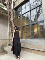 cc新品女装长款连衣裙 采用精致剪裁 修饰女性身体曲线 面料定制而成 垂坠挺好 且具有很好的抗皱性 通勤 出游百搭之选 上身优雅干练显气质 黑色白色 Sml