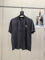 克罗心。2025春夏新品时尚圆领短袖复古做旧印花Logo设计，非常显档次懂货的必须入！版型剪裁属于宽松版型，男女都可驾驭！显气场，又会凸显精致，这就是独到之处，