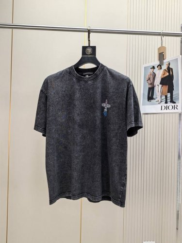 克罗心。2025春夏新品时尚圆领短袖复古做旧印花Logo设计，非常显档次懂货的必须入！版型剪裁属于宽松版型，男女都可驾驭！显气场，又会凸显精致，这就是独到之处，