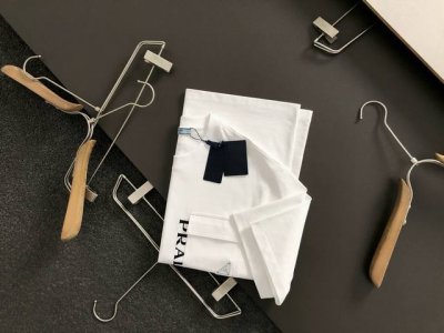 prad*微宽版型M-Xxxl 25春夏顶级白色口袋款字母贴皮融合金属三角标重磅经典短袖，精致工艺专柜面料，顶级元素融合打造，经典短袖3标齐全，潮男时尚，无论是
