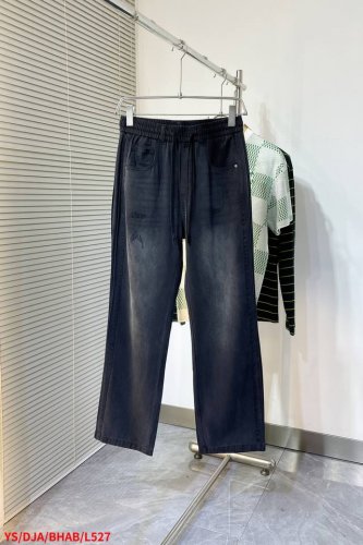 L527 Ys圣罗兰 重工水洗做旧阔腿牛仔裤，这条黑色阔腿牛仔裤，以先锋设计重塑经典丹宁格调。宽松阔腿版型释放随性态度，利落线条勾勒潇洒轮廓，适配多元穿搭场景，