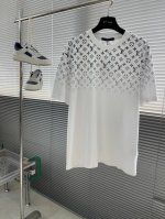 驴牌 25新品，本款 T 恤取材轻盈棉质针织，展现渐变 Monogram 图案从肩部向下消散之景，为休闲造型注入品牌巧思。标准版型，Monogram 渐变印花，