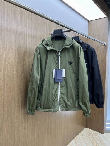 调价 Pd 高品质爆款首发 2025春夏新款男士夹克外套，时尚休闲高端版本！专柜定制面料 透气舒适度高，细节无可挑剔，品牌元素设计理念，体现高品质。手感细腻柔软