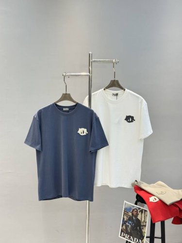 Dio*R 25S春夏圆领T恤！男女同款！特纺紧密棉面料320G.这款T恤饰以迪奥档案标签标志，以3D印花版本重新诠释品牌标签。采用黑色棉质平纹针织面料精心制作
