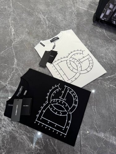 杜嘉班纳 经典款夏季新品短袖！简单高级-标签化的高密度3D立体烫画字母Logo .简单高级.采用定制190G丝光棉面料，上身后的轻盈感很强 亲肤柔软的质地具备出