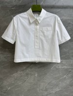 春夏新款上新啦 G家压纹短袖衬衫 2025春夏系列 后背开叉设计 立体压纹Logo点缀领口 打破单调感 简约高级 定制棉府绸面料 舒适透气 宽松版型 上身显瘦又