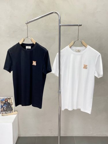 Hermes爱马仕独家专供新款男士休闲短袖 高端定制 高端版本 时尚百搭爆款进口面料 手感超柔软细腻 穿着亲肤舒适 高端精品 代工厂p精细做工 上身非常赞 男士