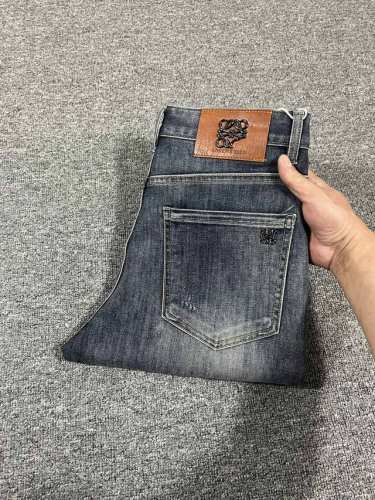 罗意威 25春夏款 男士牛仔裤原厂原布原洗水！进口原版水洗弹力面料，复杂的手工艺叠加，任何一个洗水环节多停留几秒都会变成完全不一样的颜色效果，所以越加珍贵，特别