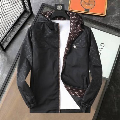 开春爆款， P260 Lv 高端品质 早春新品时尚休闲夹克外套，进口原版科技面料，上身舒适透气，胸前精致手工刺绣工艺字母Logo，独特设计两面穿风格，反面数码定