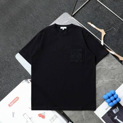 上新 顶级复刻 高端定制 Loewe 罗意威 新款口袋刺绣休闲圆领短袖T恤 颜色：黑色 白色 购入原版开模打造，全套定制辅料，细节决定成败。 Loewe罗意威创