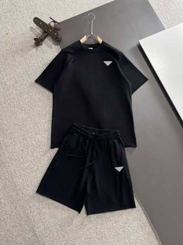 隔天出货 Prada 普拉达 高端定制 2025春夏新款松紧带休闲重工水洗套装，蜡染牛肚吸汗透气，专柜定制面料 透气舒适度高，细节无可挑剔，品牌元素设计理念，体