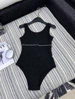 爆款 原单品质 Chane*｜暗纹提花经典泳衣式连体衣 时髦精们衣橱必备 简洁而又不失时尚感 高腰设计不仅显瘦，还能拉长整体线条，让身姿更加优雅挺拔 搭配不同夏