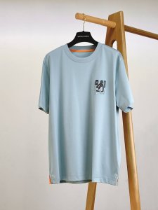 hermèS 爱马仕 2025Ss春夏新品 男士高级休闲短Tee，标志性设计衔元素，亮眼时髦，品质感档次感都足够出色。不需要过多Logo，懂的人自然明白你穿的是