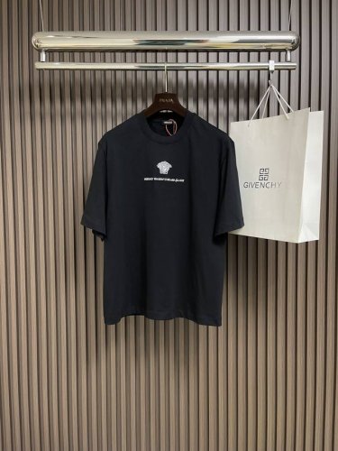 Versace 徽章刺绣短袖T恤，定制澜夜丝光棉 富有光泽 舒适贴肤 标志性徽章刺绣点缀正面 希腊神话中的蛇妖美杜莎 Medusa Milano字样如暗夜星芒