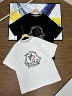2025年夏季新款蒙口刺绣大标英文字母刺绣刺绣情侣短袖Moncler 蒙口两色红蓝白黑拼色立体大标刺绣标情侣款短袖T恤 Moncler蒙口短袖T恤的价格p其实蛮