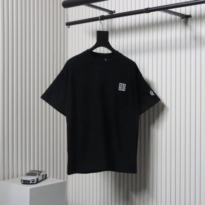 givenchy 纪梵希 25Ss 前后宫格字母Logo刺绣短袖面料采用高克重280G重精梳棉，定制1:1螺纹，面料舒适亲肤无异感，制定染面料，纺织密度高，垂感