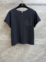 春夏新款出货啦 香家菱格烫钻上衣 2025春夏系列 后背卡扣露背设计 重工烫钻菱格 双C徽标点缀 精致高级 进口纯棉面料 舒适亲肤 宽松版型 上身显瘦又气质 商