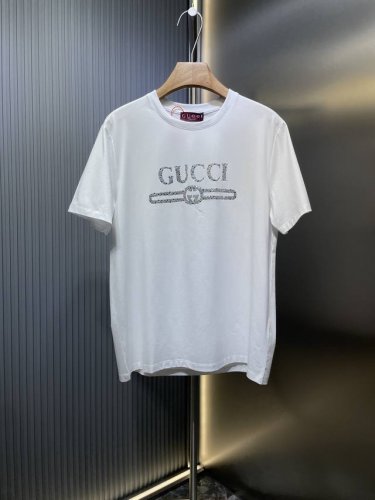 Gucci 古驰 顶级复刻 25Ss春夏新品水晶饰品圆领短袖T恤，胸前缀饰水晶品牌立体字母设计，经典休闲单品更显精致，极简风格设计，不束缚不挑人的款式，简洁又好