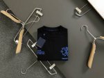 L牌*微宽版型S-Xl 25早春最新领口字母印花融合后幅Logo重磅短袖 高端品质专柜原单圆领援助 顶级制作工艺进口面料 专柜款独特设计 采用进口高端订制进口丝