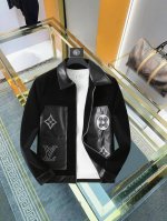 LV 2025春季新款夹克皮衣外套，秀场新品品相非常完美，记忆面料舒适保暖，三标齐全色泽饱满诱人，非常出彩的设计，轻松将时髦感进阶，做工极为考究严谨，走线工整细