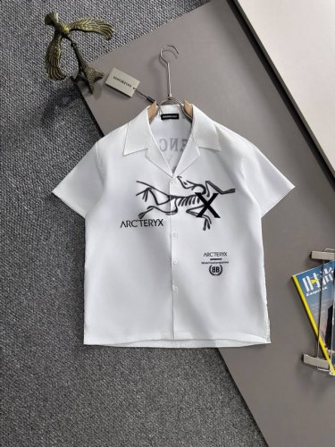 始祖鸟2025夏季经典Logo设计满印衬衫，轻薄棉质全身数码印花，采用优质聚酯纤维面料，精心打造标准版型，休闲时刻百搭款！经典Logo非常养眼醒目，彰显出高奢的