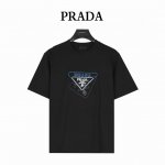 prada 普拉达 25Ss 重叠三角标撞色刺绣短袖T恤 经典普拉达三角标重叠和新元素绳绣高清生动立体形象 260G棉质布料40支双纱面料 无蚀尘毛艺工处布理面