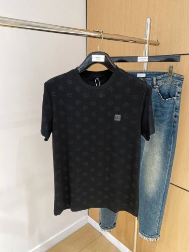杜嘉班纳25Ss春夏 新品 定制蚕丝面料丝滑透气！时尚经典圆领短袖时尚单品设计，更加时尚舒适，高标准定制，上身非常有型，胸前品牌经典Logo 图案 客供辅料，客