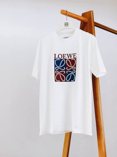 loewe 罗意威 2025Ss春夏新品 时尚界的宠儿！尽显奢华品质。甄选优质面料打造，奢华与时尚的完美结合，以其精湛的工艺和独特的设计理念闻名于世，这款T恤更