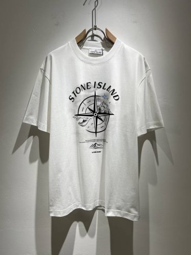 Stoneisland 石头岛 2025春夏新款男女同款短袖T恤，主创时尚注入了全新时尚能量。通过探索各种题材和性感魅力，极具辨识度，引领全新街头时尚潮流。该款