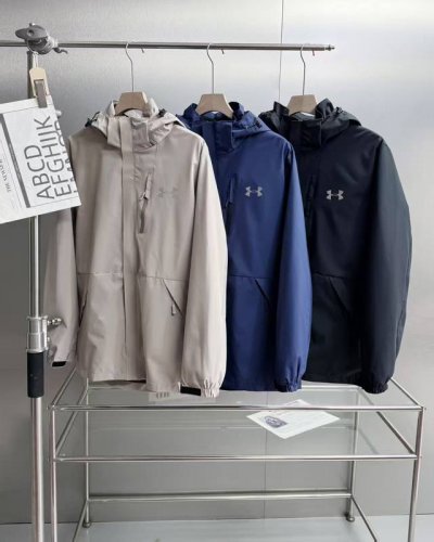 Under Armour 安德玛25Ss新品 防风防水透气轻量硬壳冲锋衣 男女同款 这款冲锋衣来自专业户外品牌，搭载专业防泼水面料得北欧品牌冲锋衣，设计线条简约