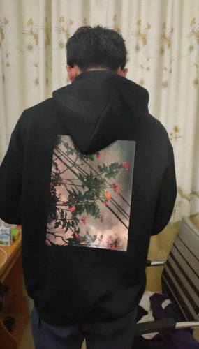 Fog Essentials 花卉春季连帽卫衣 本款采用新疆华棉面料，不起球不褪色不变形，质量超级好，柔软的让你爱不释手，布料挺实，绝对厚实，打底单穿都是百搭，