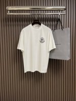 Moncler 2025Ss新款模糊 Logo印花短袖T恤，Moner标识点缀于胸前 仿佛艺术家的灵魂印记 辨识度拉满 低调中蕴含着无尽的故事与格调 无需多言